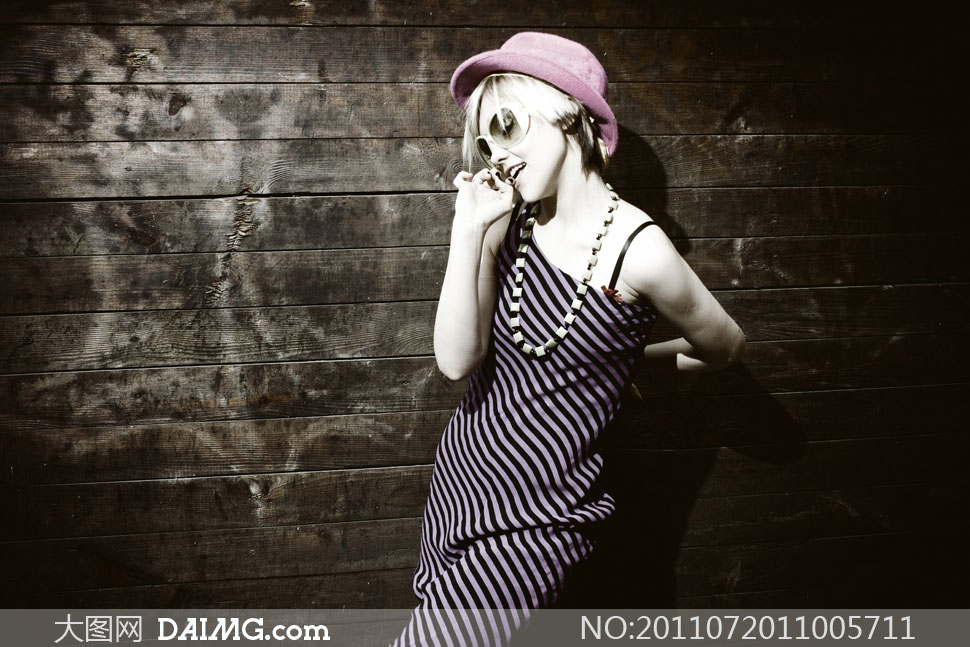 戴紫色帽子的美丽女子高清摄影图片 - <em>大图网</em>设