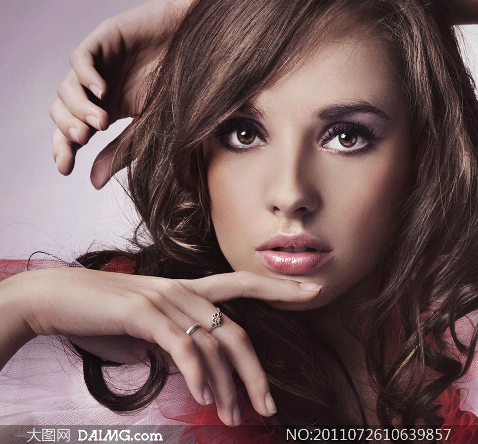 浓眉大眼卷发美女高清摄影图片 - 大图网设计素