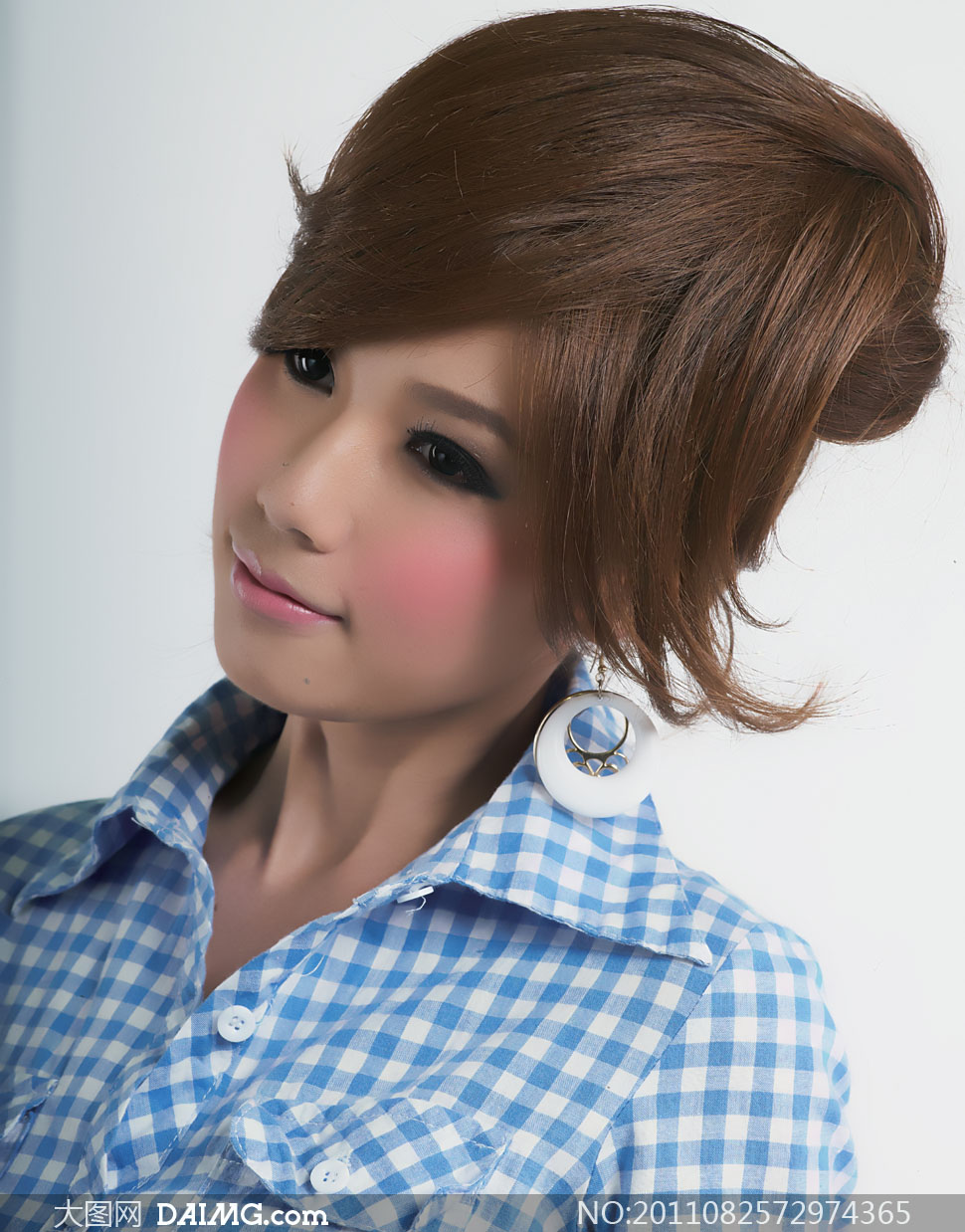 穿蓝色格子布衣服的美女人物高清摄影图片 - 大