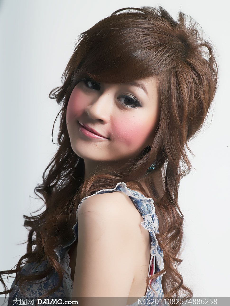 夏日穿蕾丝花边衣服的美女人物高清摄影图片