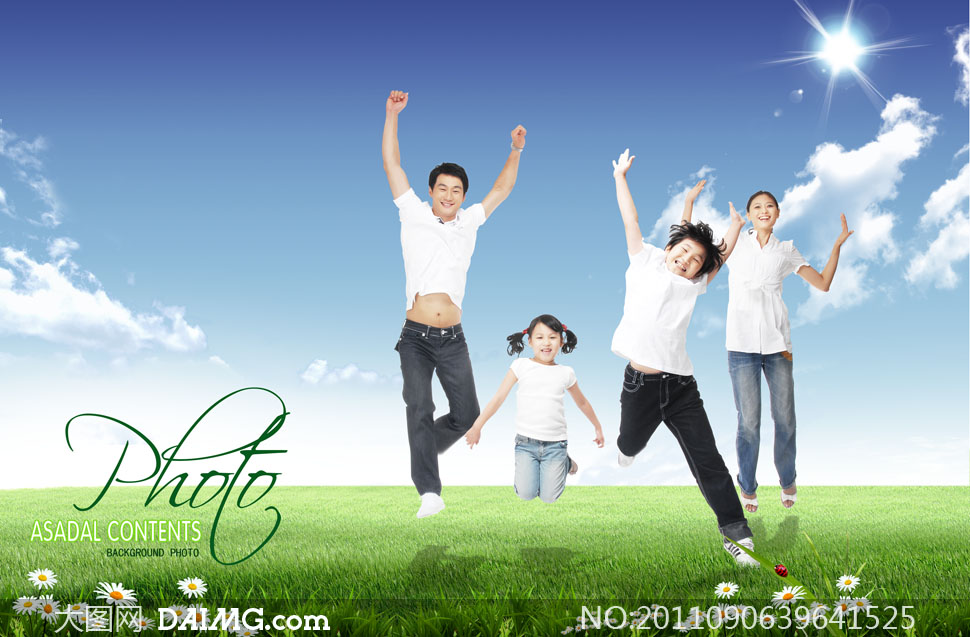 蓝天白云草地上欢呼雀跃的一家人PSD分层素
