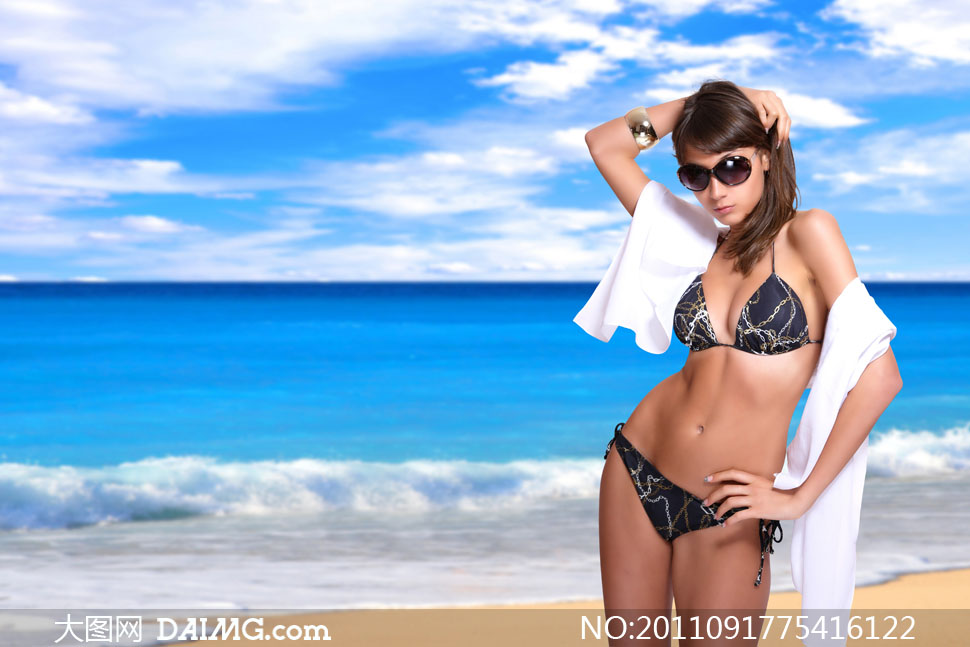 蓝天白云夏日海边<em>比基尼美女高清</em>摄影<em>图片</em> - 大