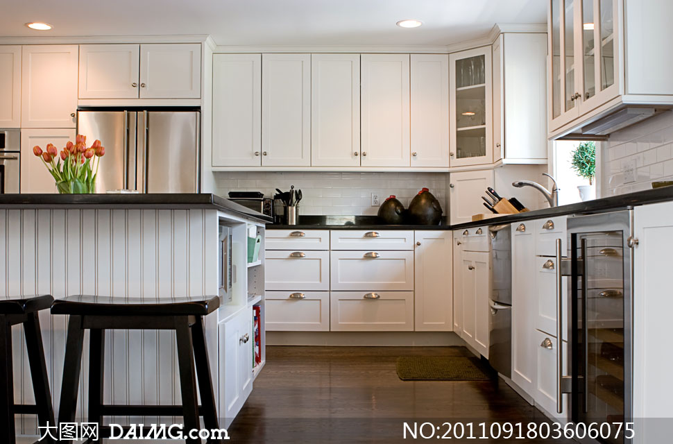 厨房内的橱柜与厨具高清摄影图片 - 大图网设计