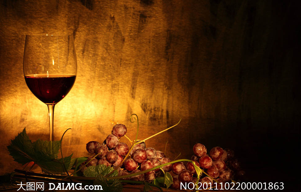 红酒和葡萄摄影图片