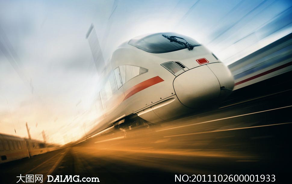 高速行驶中的动车摄影图片
