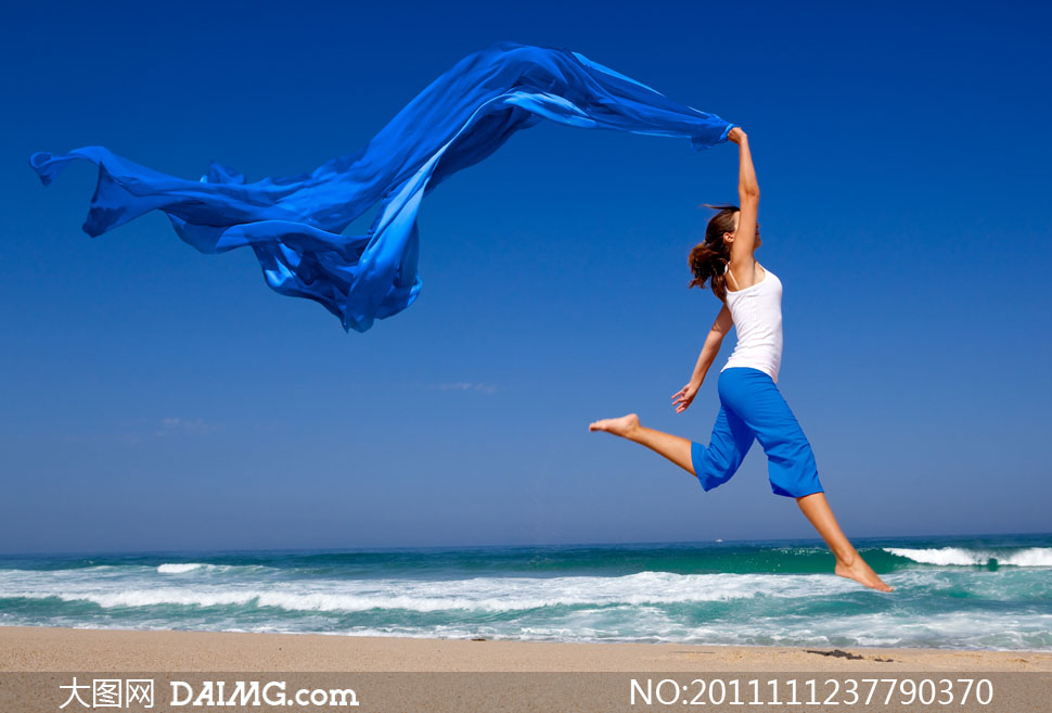 手拿蓝绸带跃起的美女人物高清摄影图片 - 大图