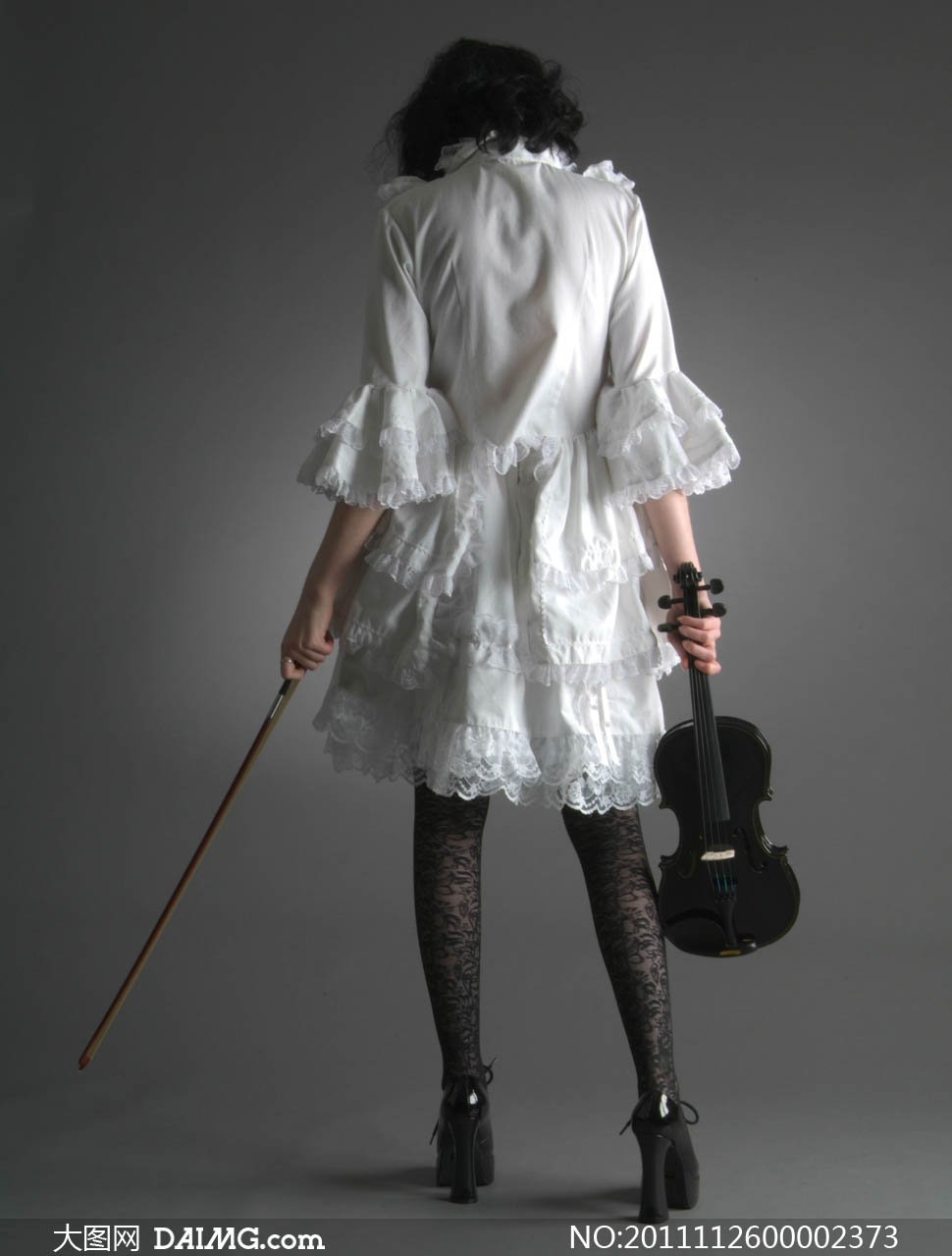 拿着小提琴的美女背影摄影图片 - 大图网设计素