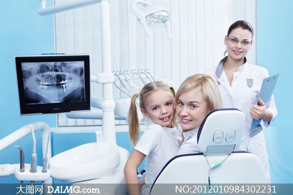 在看牙科门诊的母女俩高清摄影图片 - 大图网设