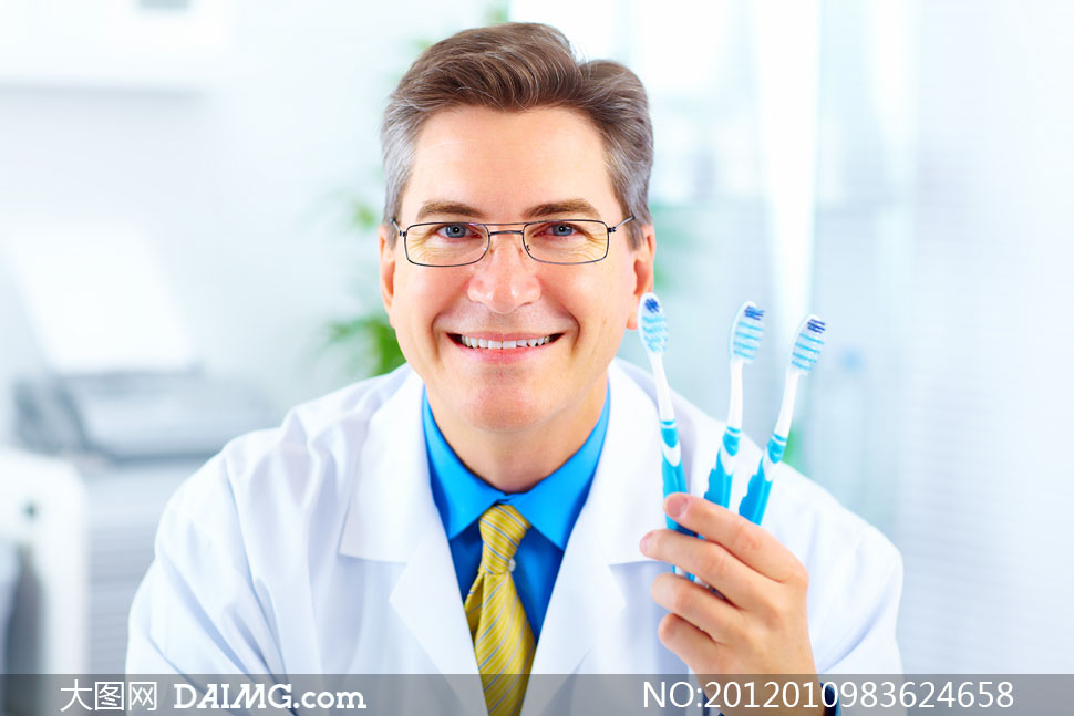 手拿牙刷的牙科医生高清摄影图片 - 大图网设计