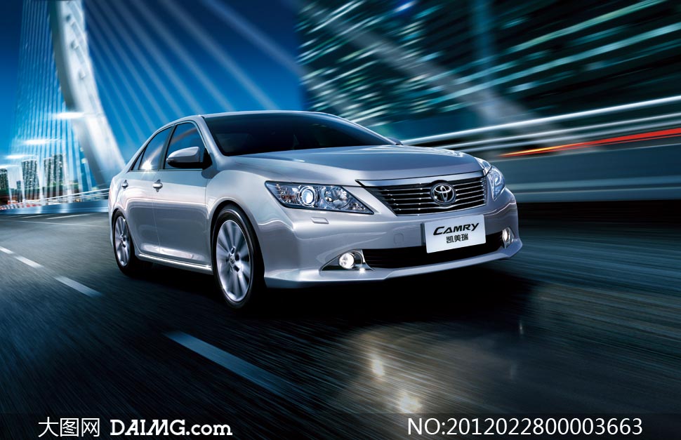 行驶中的丰田凯美瑞汽车图片 - 大图网设计素材