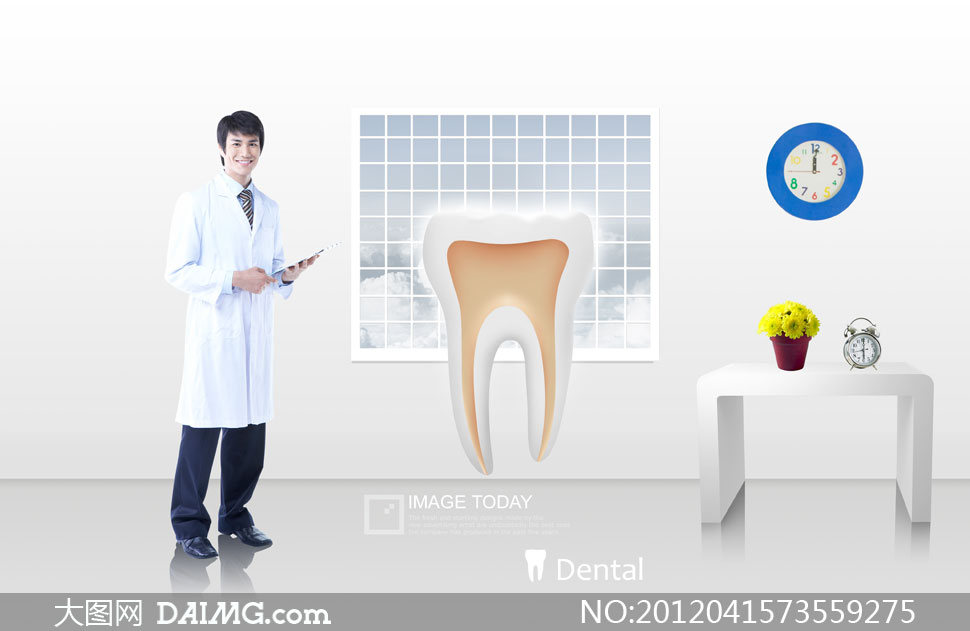 医生装扮的男人与时钟花盆PSD分层素材 - 大图