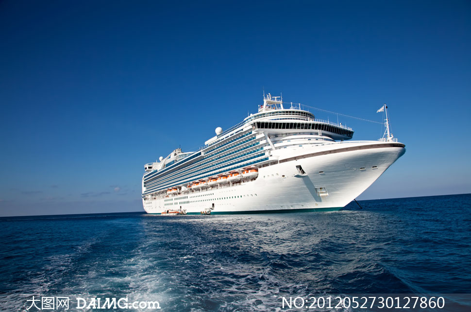 蔚蓝天空与海面上的轮船摄影高清图片 - 大图网