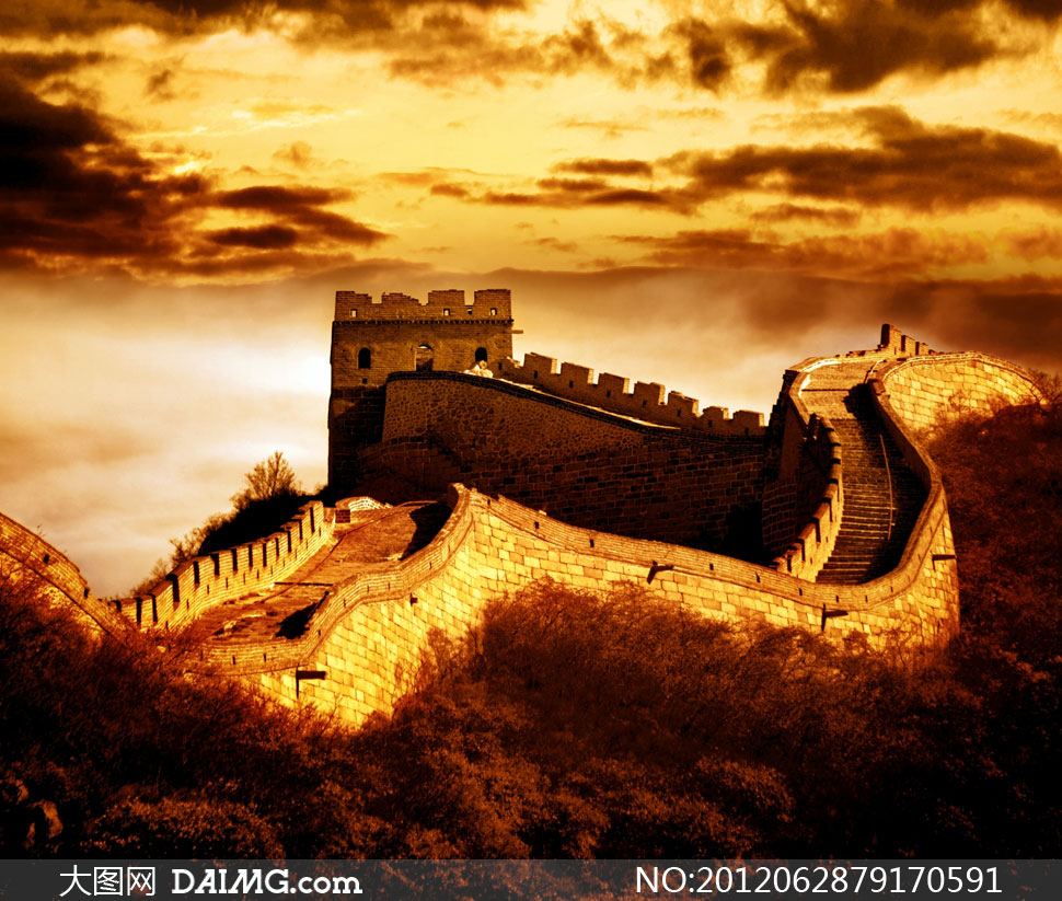 乌云笼罩下的金黄色彩长城高清图片 - 大图网设