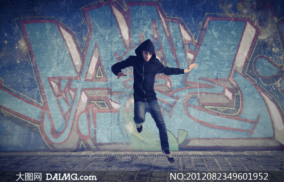 在涂鸦墙前的悬浮人物摄影高清图片 - 大图网设