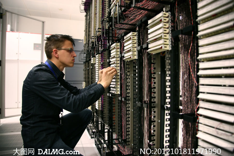 检查维护设备的管理员摄影高清图片 - 大图网设