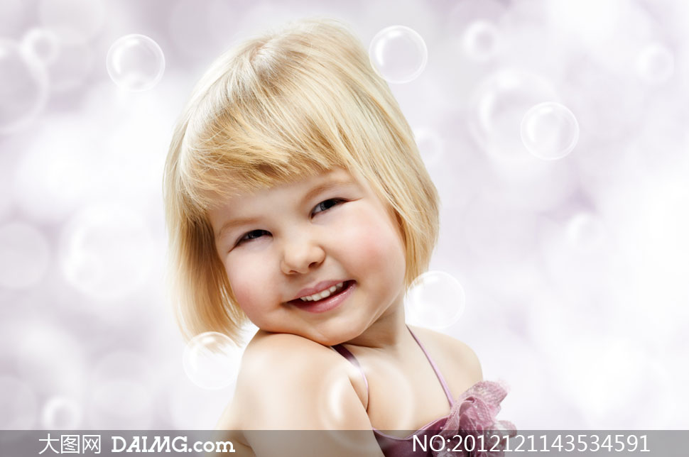 歪着头的小女孩与泡泡摄影高清图片 - 大图网设