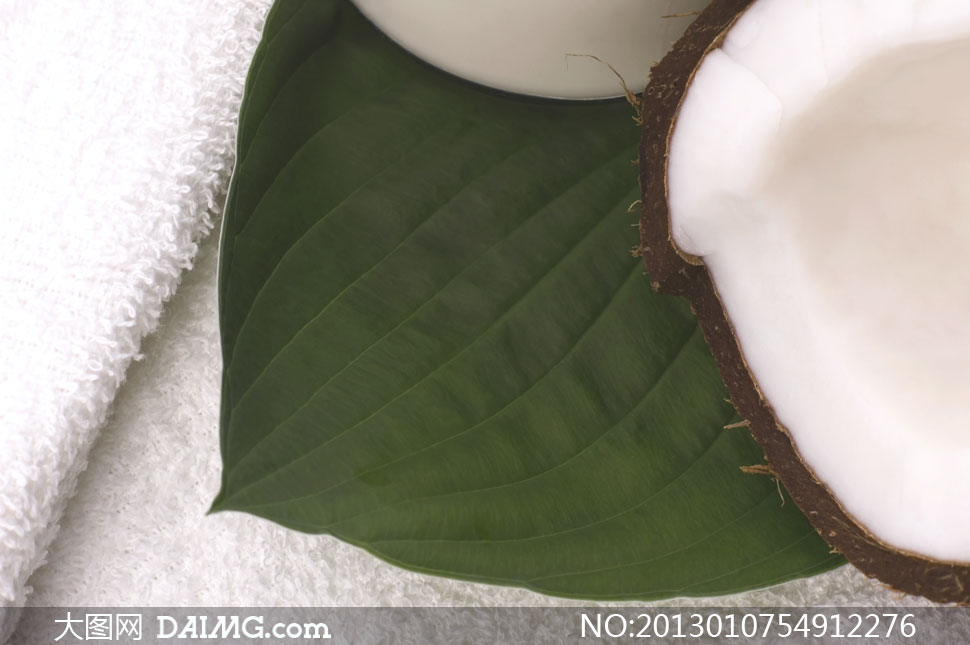 白毛巾上的半个椰子壳摄影高清图片 - 大图网设